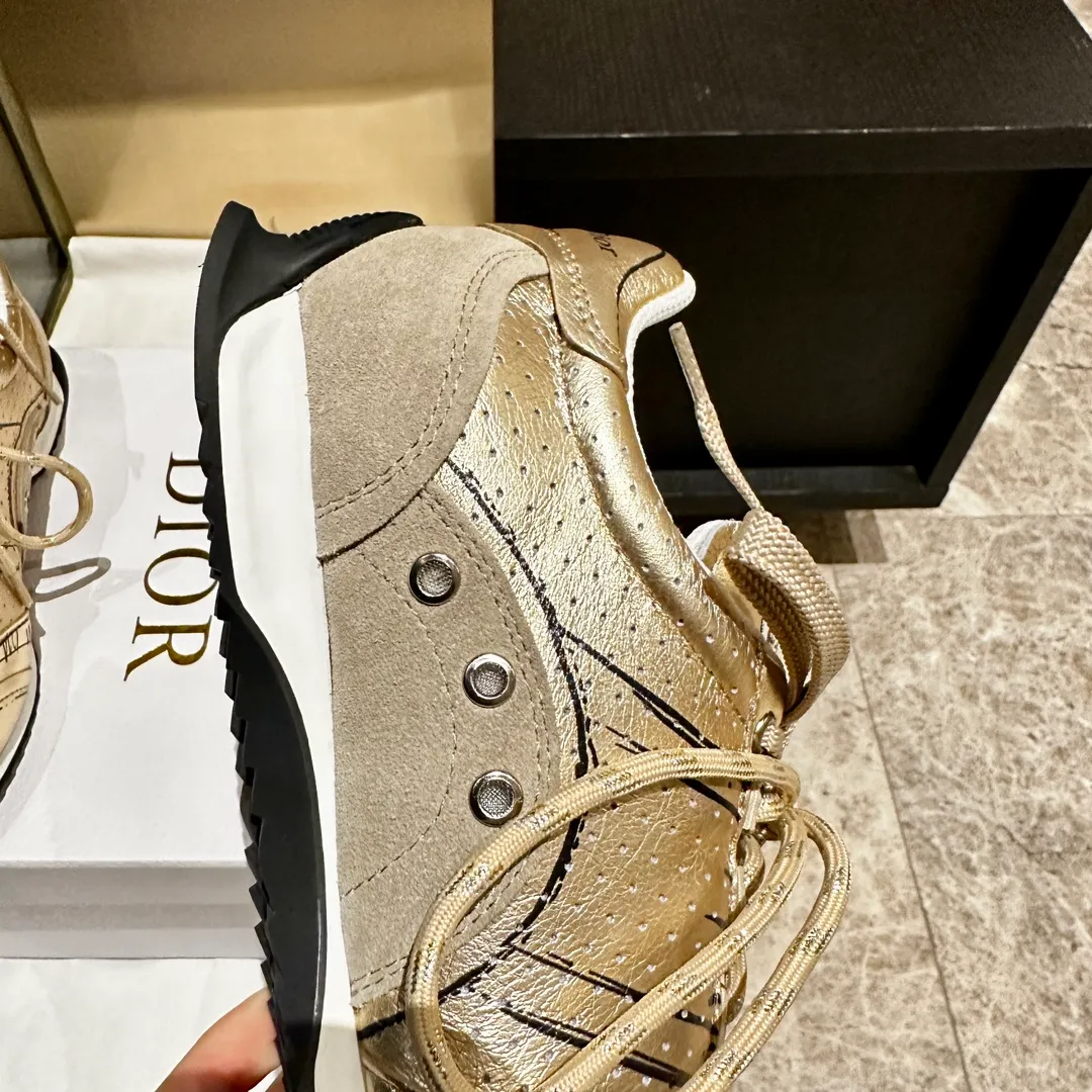 👟👟Ex-factory price 560👟👟, 2025, new series, this Dior, C'est sneaker shows eye-catching and fashionable style. Carefully crafted, the 3D printed design of the upper is super fashionable, and the details also add a touch of elegance. The lightweight two-tone sole offers exceptional comfort and sporty style. Can add a stylish touch to any casual look. The tongue and sole are decorated with the Christian Paris logo, and the cowhide design is styled. Women's size 35-40